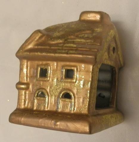 zlatý keramický domek